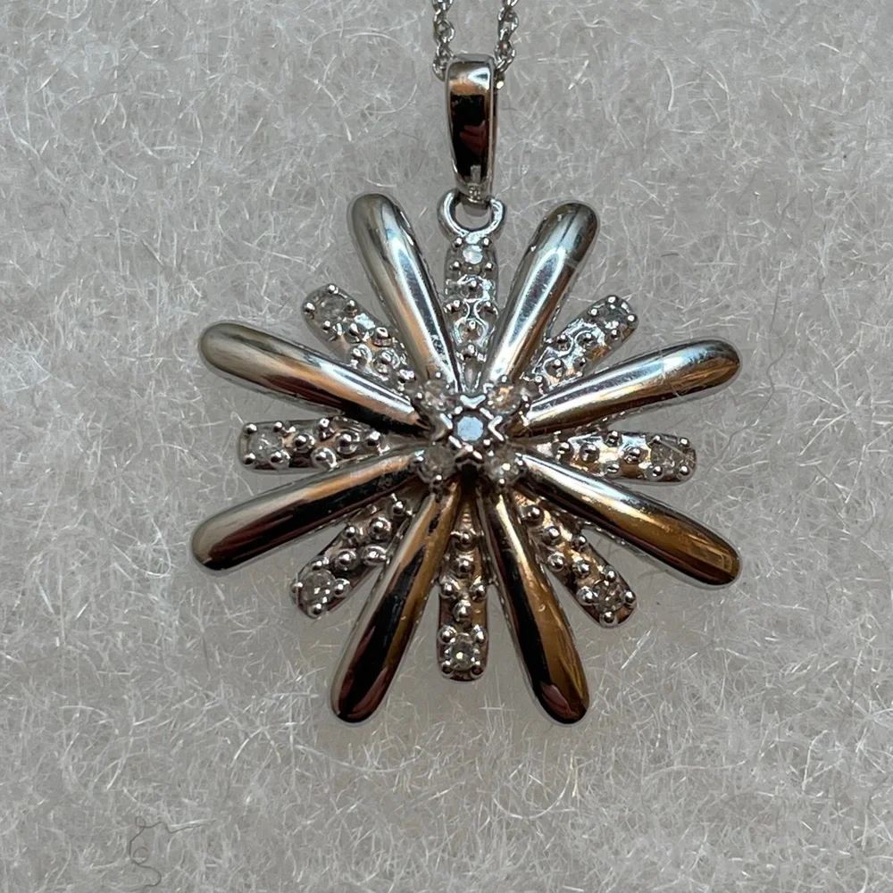 Elegant Vintage 10K White Gold Starburst Necklace - Picture 5 of 5